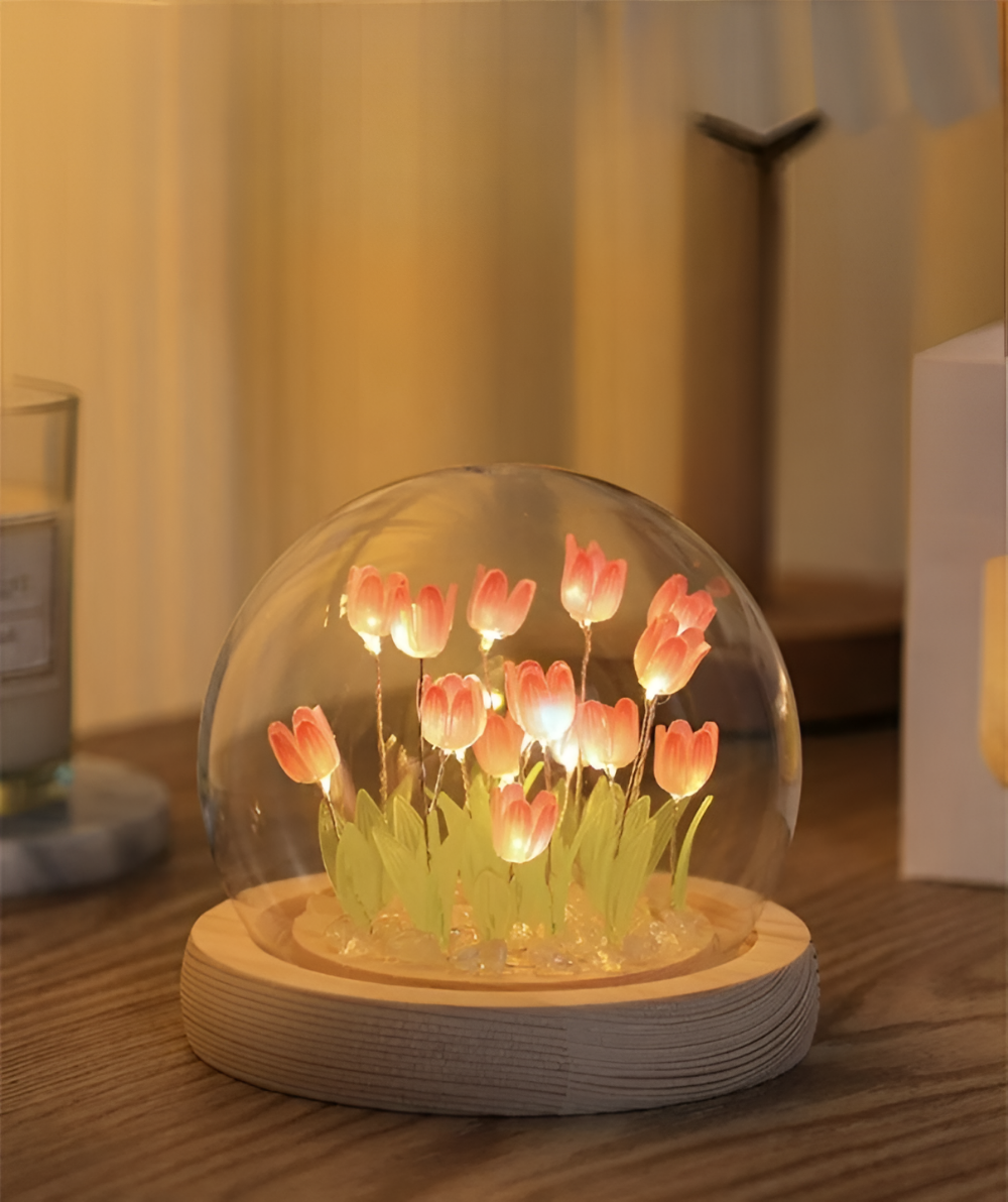 Dekoracyjna lampa LED z tulipanami pod szklaną kopułą