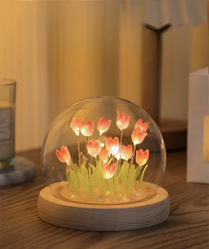 Dekoracyjna lampa LED z tulipanami pod szklaną kopułą