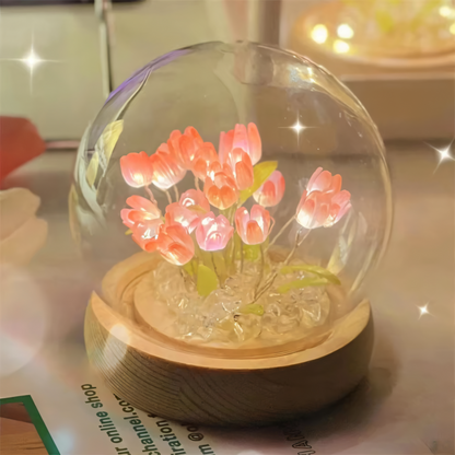 Dekoracyjna lampa LED z tulipanami pod szklaną kopułą