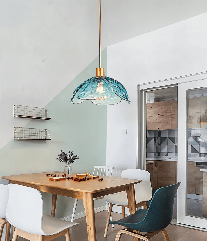 Kolorowa szklana lampa wisząca w kształcie kwiatu