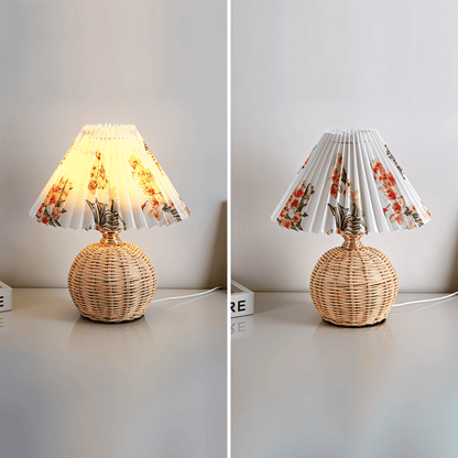 Lampka stołowa LED z plisowanym kloszem rattanowym