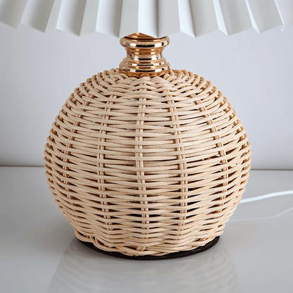 Lampka stołowa LED z plisowanym kloszem rattanowym