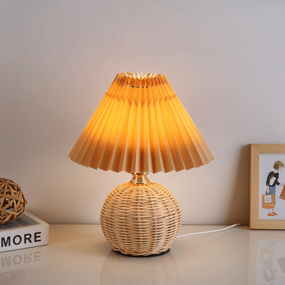 Lampka stołowa LED z plisowanym kloszem rattanowym