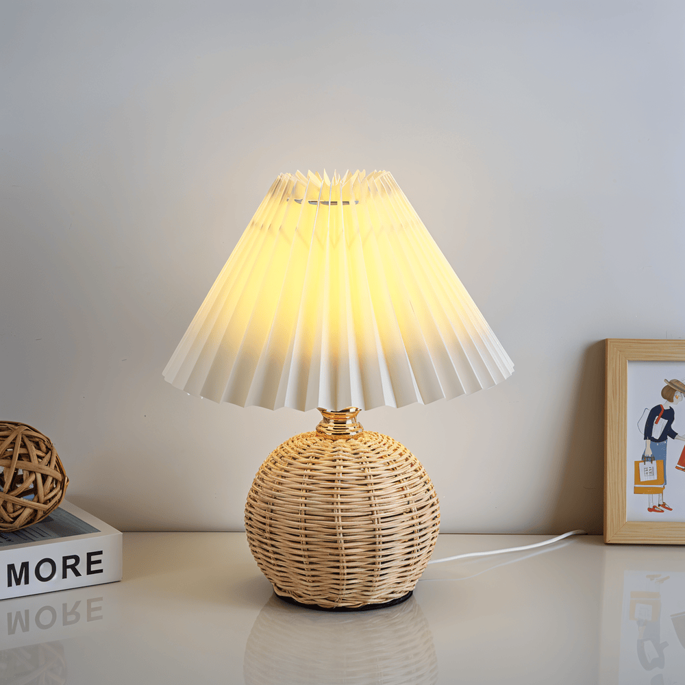 Lampka stołowa LED z plisowanym kloszem rattanowym