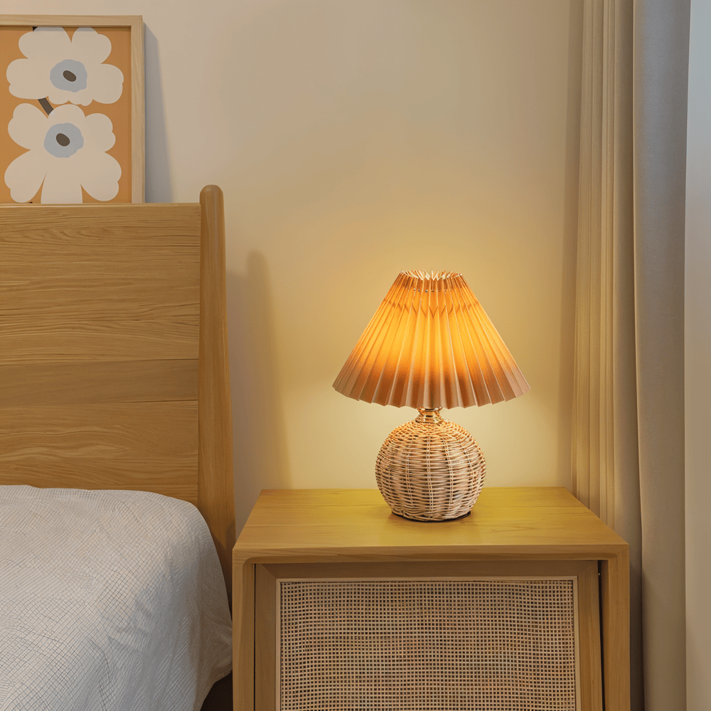 Lampka stołowa LED z plisowanym kloszem rattanowym