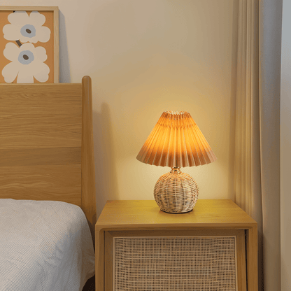 Lampka stołowa LED z plisowanym kloszem rattanowym