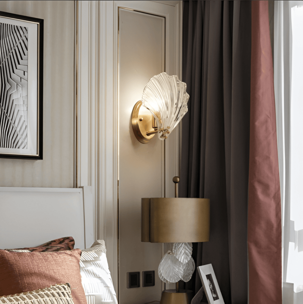 Szklana lampa ścienna z mosiężną podstawą