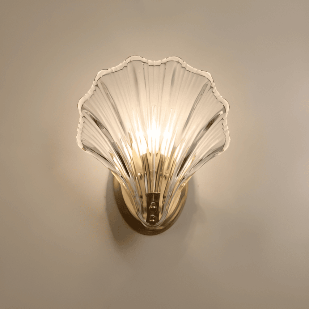 Szklana lampa ścienna z mosiężną podstawą