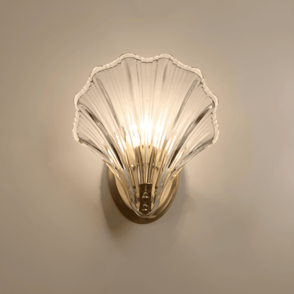 Szklana lampa ścienna z mosiężną podstawą