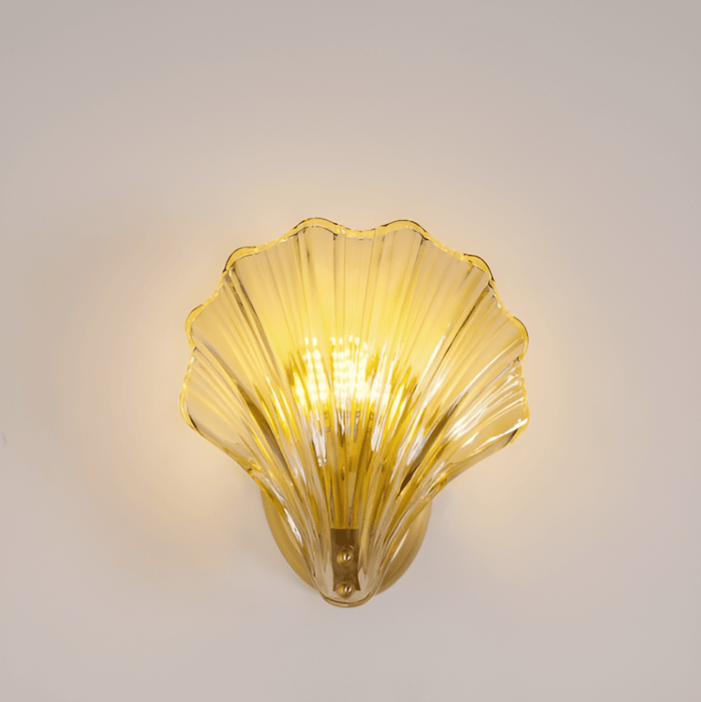 Szklana lampa ścienna z mosiężną podstawą