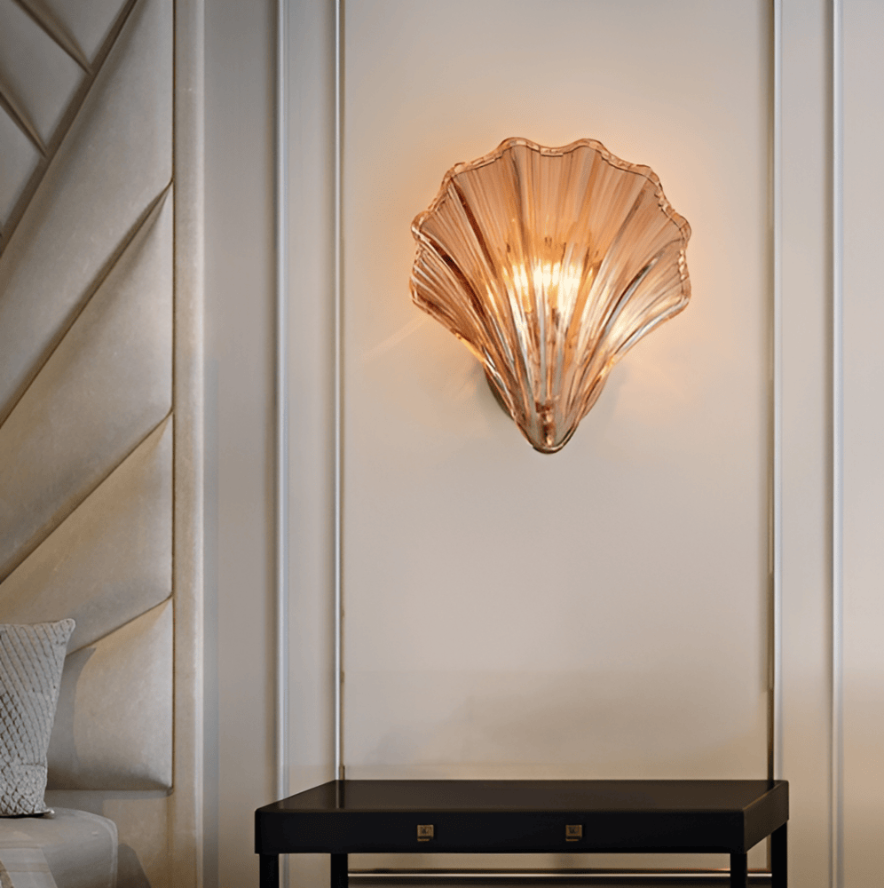 Szklana lampa ścienna z mosiężną podstawą