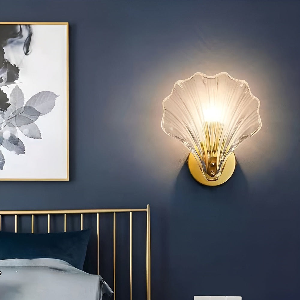 Szklana lampa ścienna z mosiężną podstawą