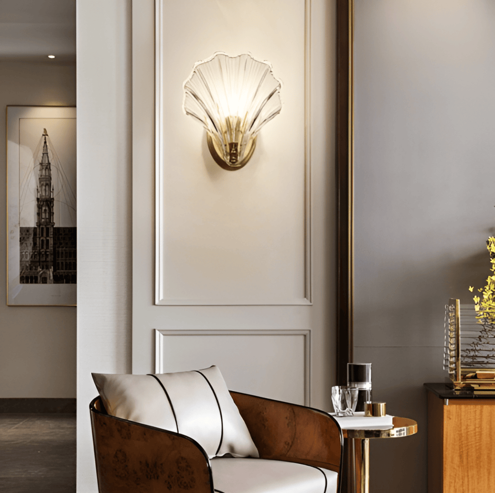 Szklana lampa ścienna z mosiężną podstawą