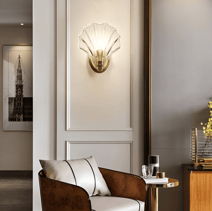 Szklana lampa ścienna z mosiężną podstawą