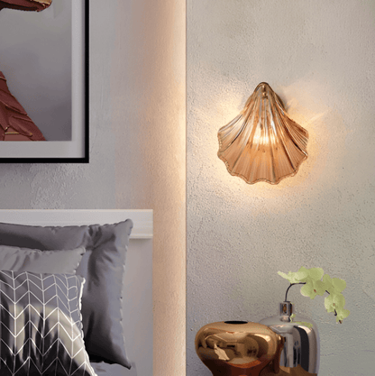 Szklana lampa ścienna z mosiężną podstawą