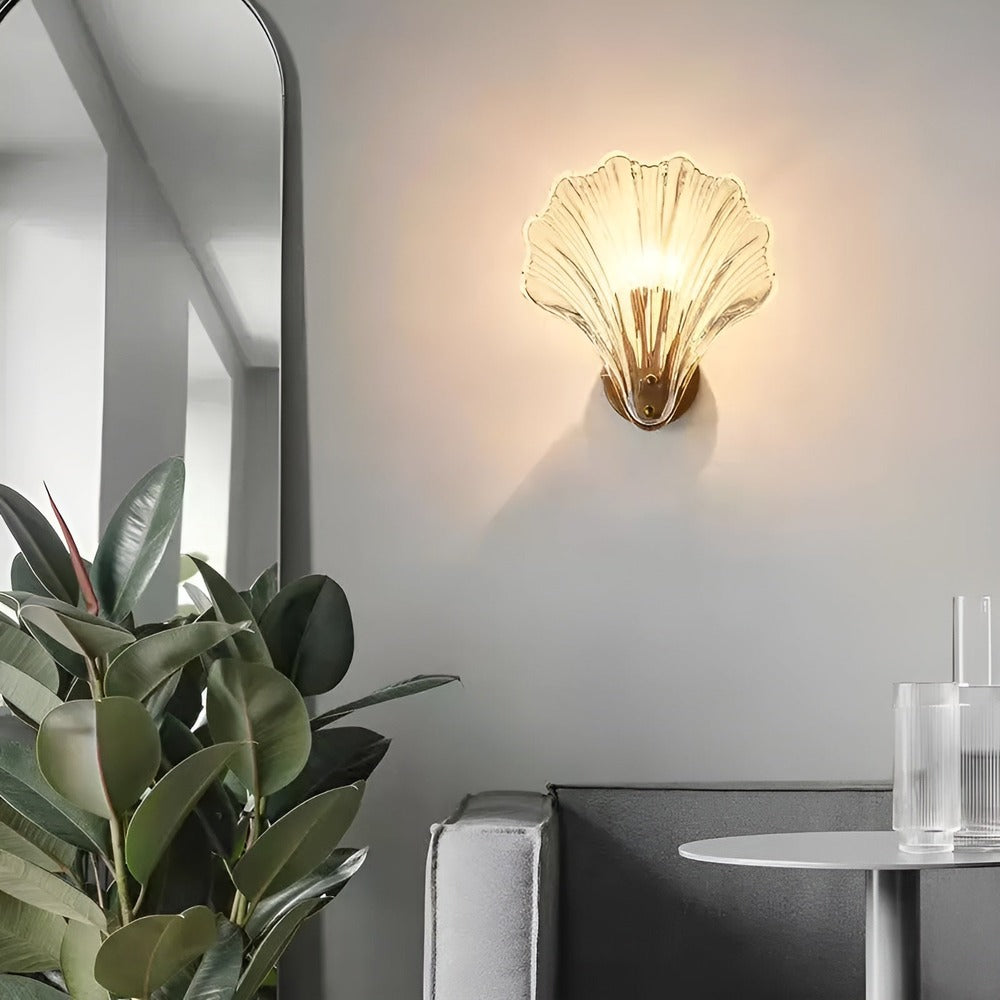 Szklana lampa ścienna z mosiężną podstawą