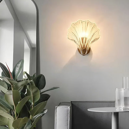 Szklana lampa ścienna z mosiężną podstawą