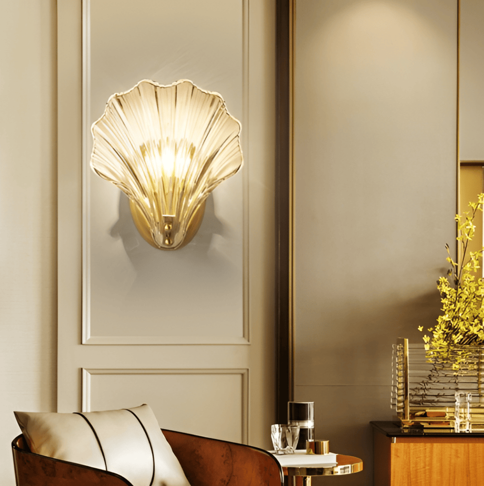 Szklana lampa ścienna z mosiężną podstawą