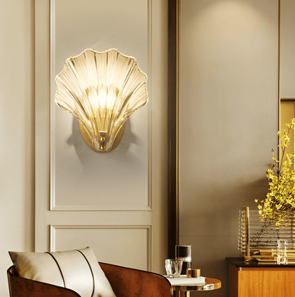 Szklana lampa ścienna z mosiężną podstawą