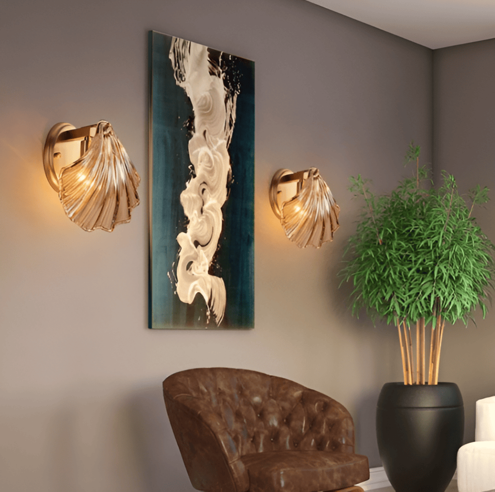 Szklana lampa ścienna z mosiężną podstawą