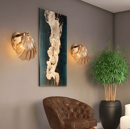 Szklana lampa ścienna z mosiężną podstawą