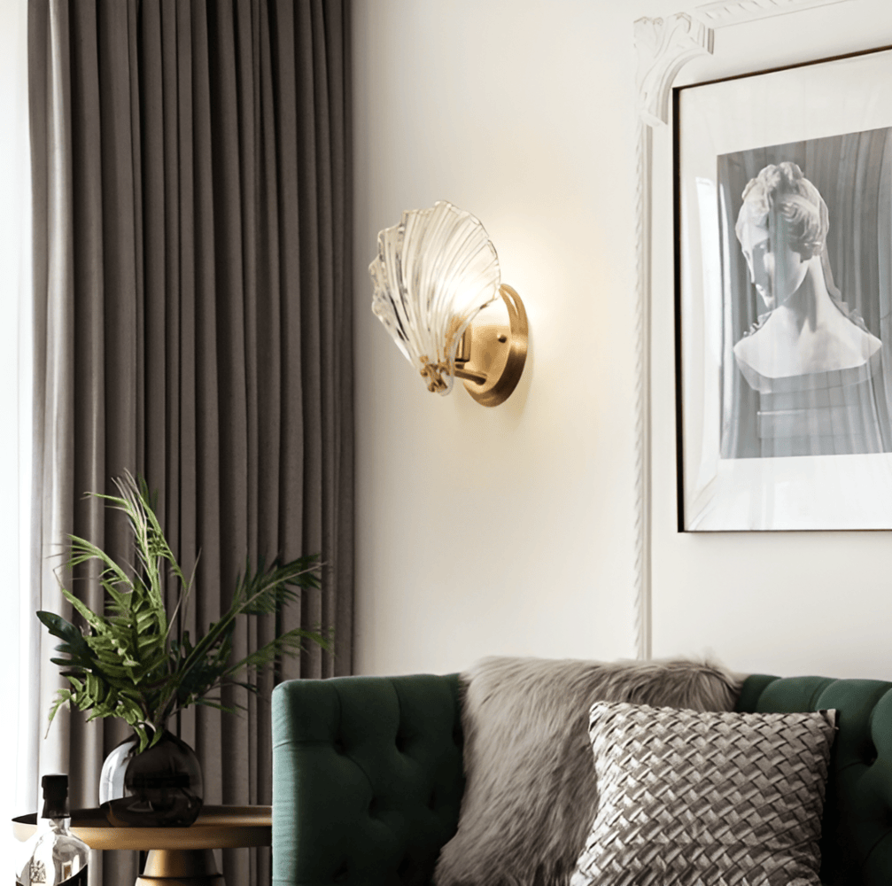 Szklana lampa ścienna z mosiężną podstawą