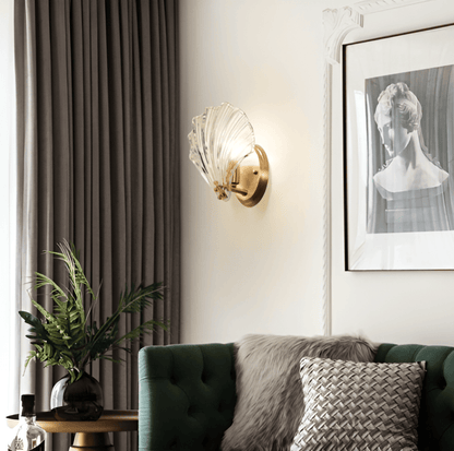 Szklana lampa ścienna z mosiężną podstawą