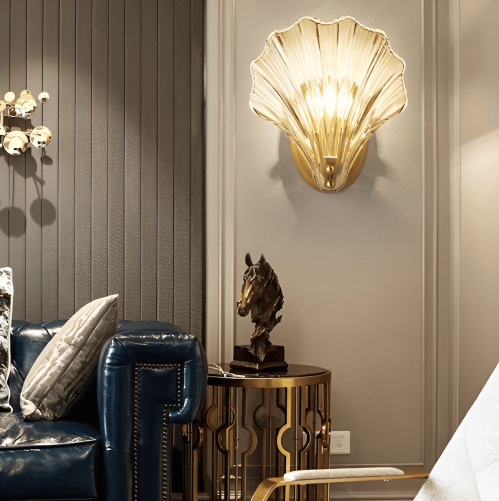 Szklana lampa ścienna z mosiężną podstawą