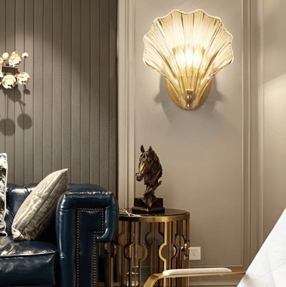 Szklana lampa ścienna z mosiężną podstawą