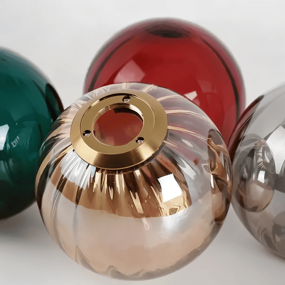 Lampa wisząca z kolorowymi szklanymi kulami