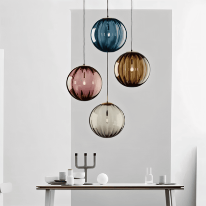 Lampa wisząca z kolorowymi szklanymi kulami