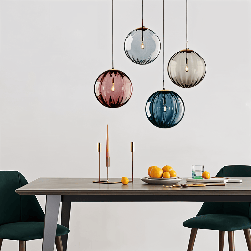 Lampa wisząca z kolorowymi szklanymi kulami