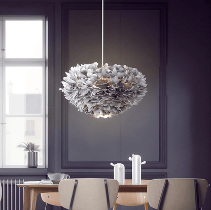 Lampa wisząca z piór ręcznie wykonana do sypialni