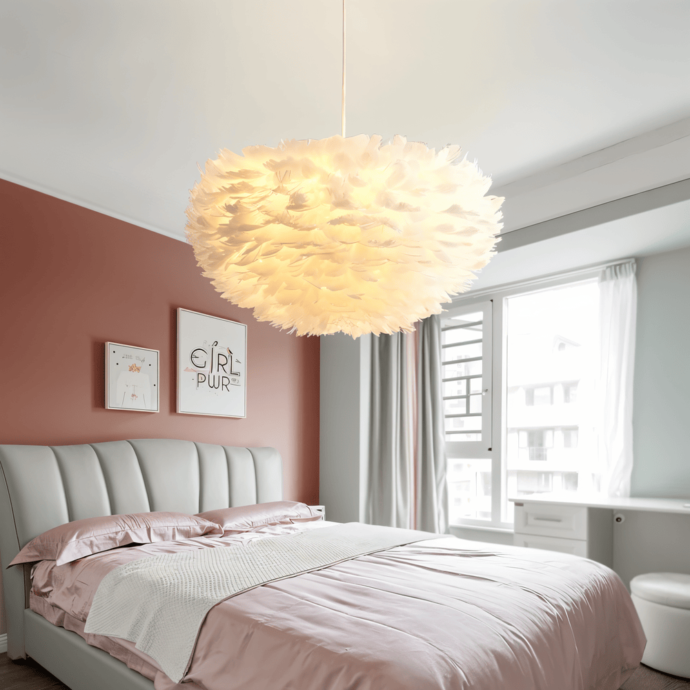 Lampa wisząca z piór ręcznie wykonana do sypialni