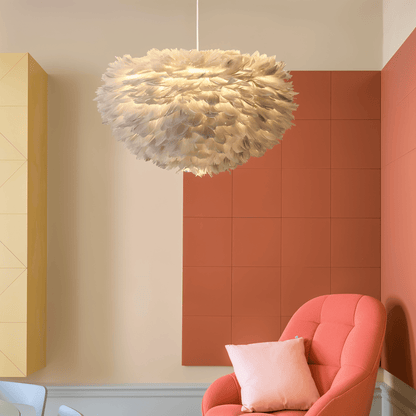Lampa wisząca z piór ręcznie wykonana do sypialni