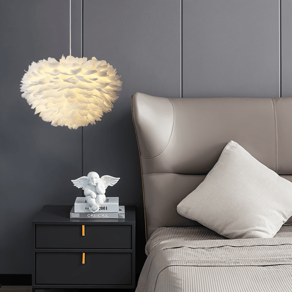 Lampa wisząca z piór ręcznie wykonana do sypialni