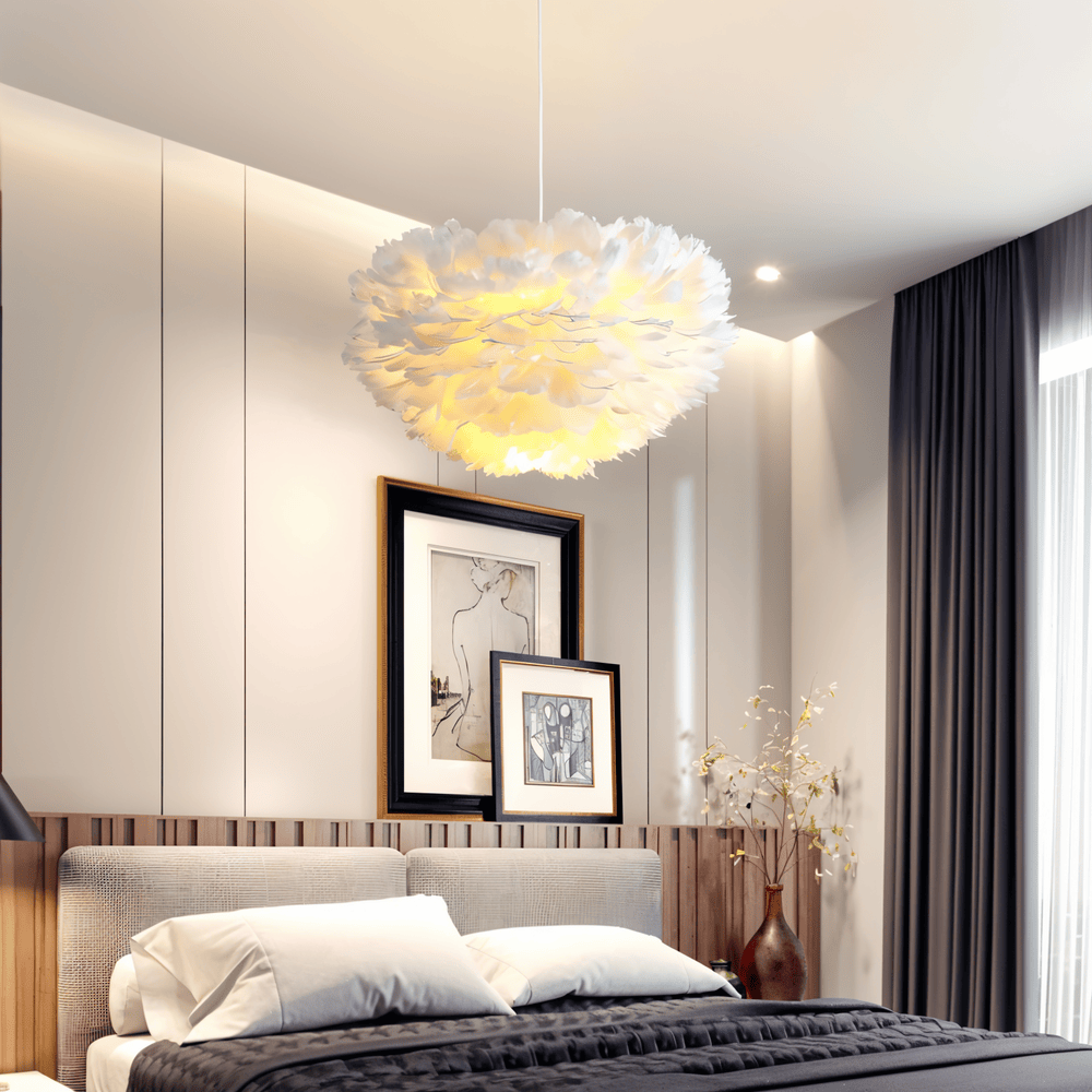Lampa wisząca z piór ręcznie wykonana do sypialni