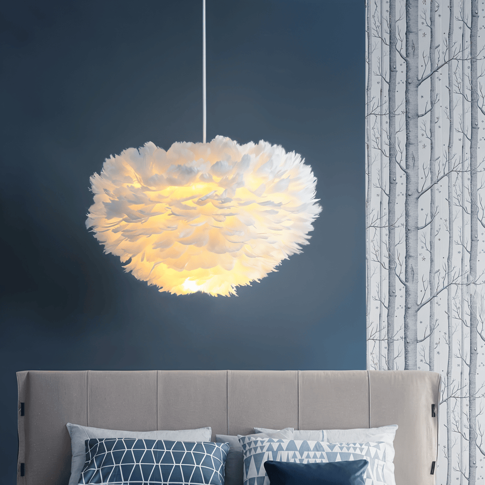 Lampa wisząca z piór ręcznie wykonana do sypialni