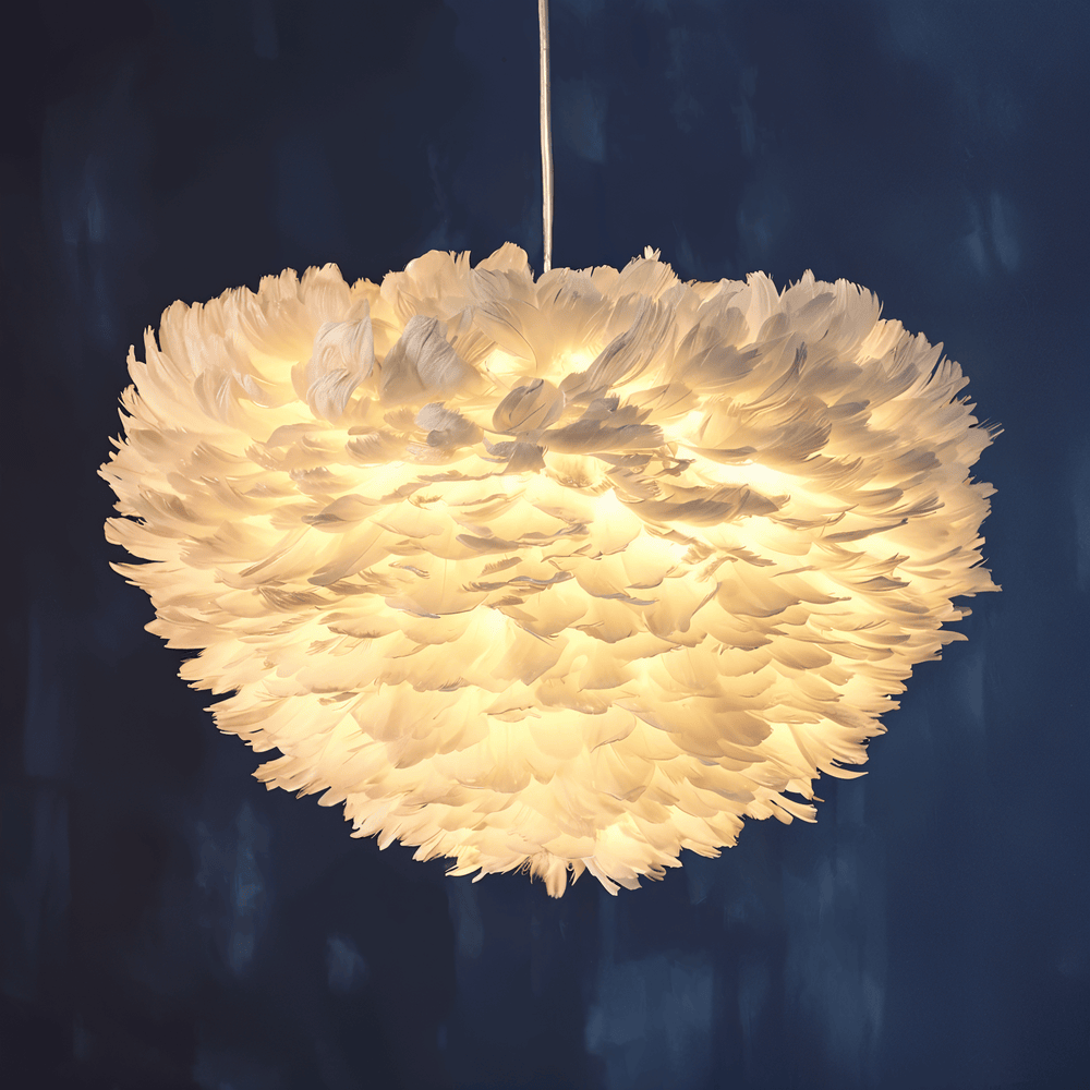 Lampa wisząca z piór ręcznie wykonana do sypialni