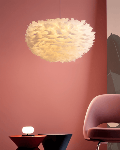 Lampa wisząca z piór ręcznie wykonana do sypialni