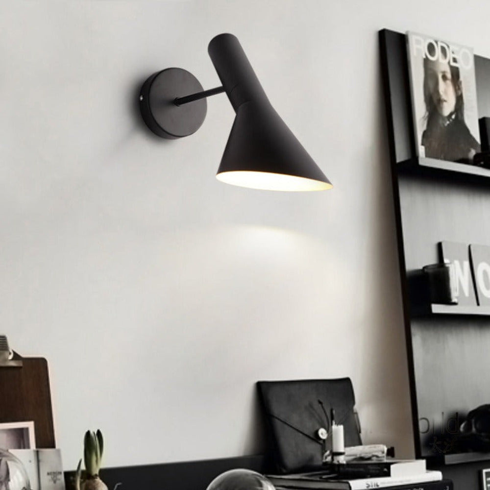 Regulowana czarna lampa ścienna LED do salonu