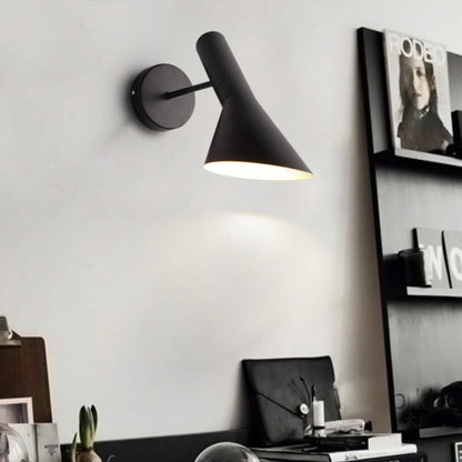 Regulowana czarna lampa ścienna LED do salonu