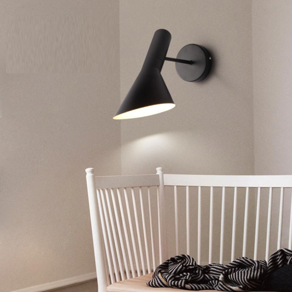Regulowana czarna lampa ścienna LED do salonu