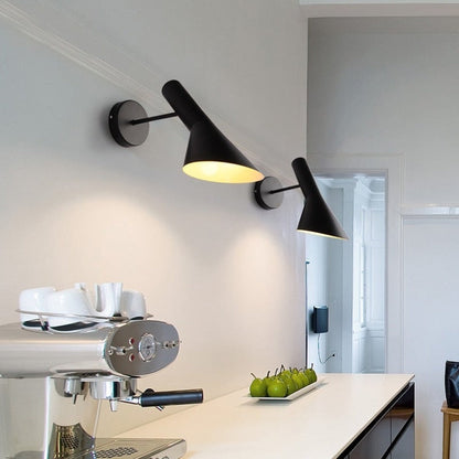 Regulowana czarna lampa ścienna LED do salonu