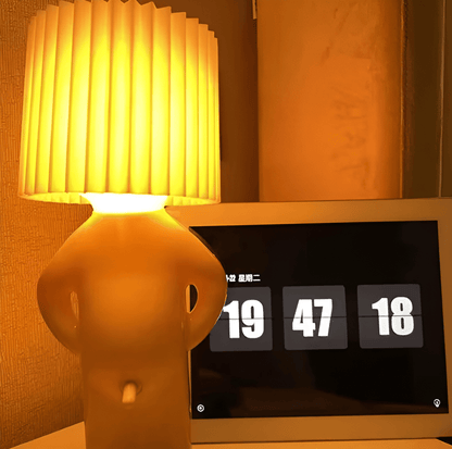 Dekoracyjna lampka LED z figurką chłopca
