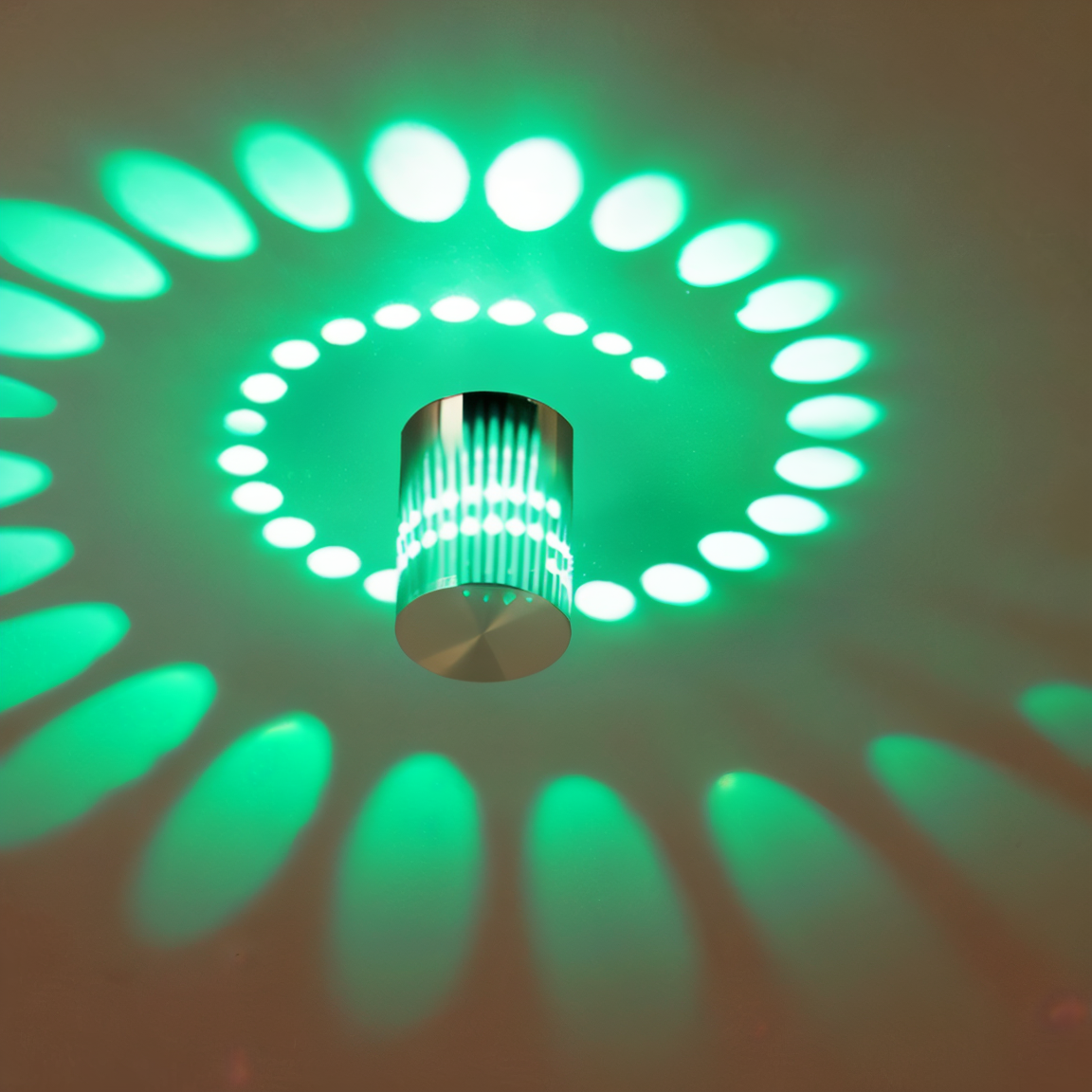 Kinkiet LED kolorowy z efektem spirali