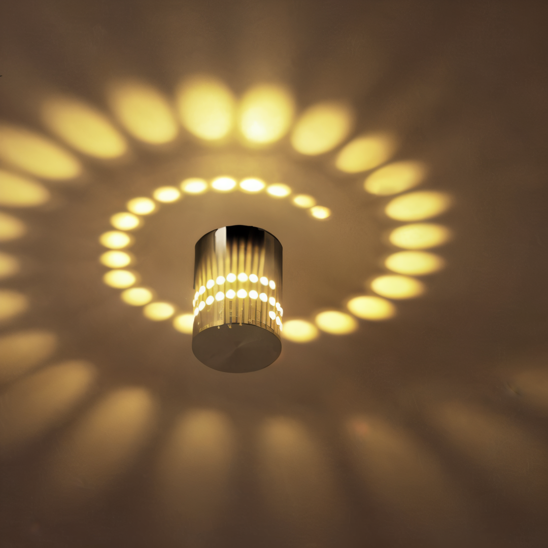 Kinkiet LED kolorowy z efektem spirali