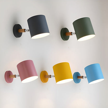 Pastelowa lampa ścienna z regulowanym kloszem