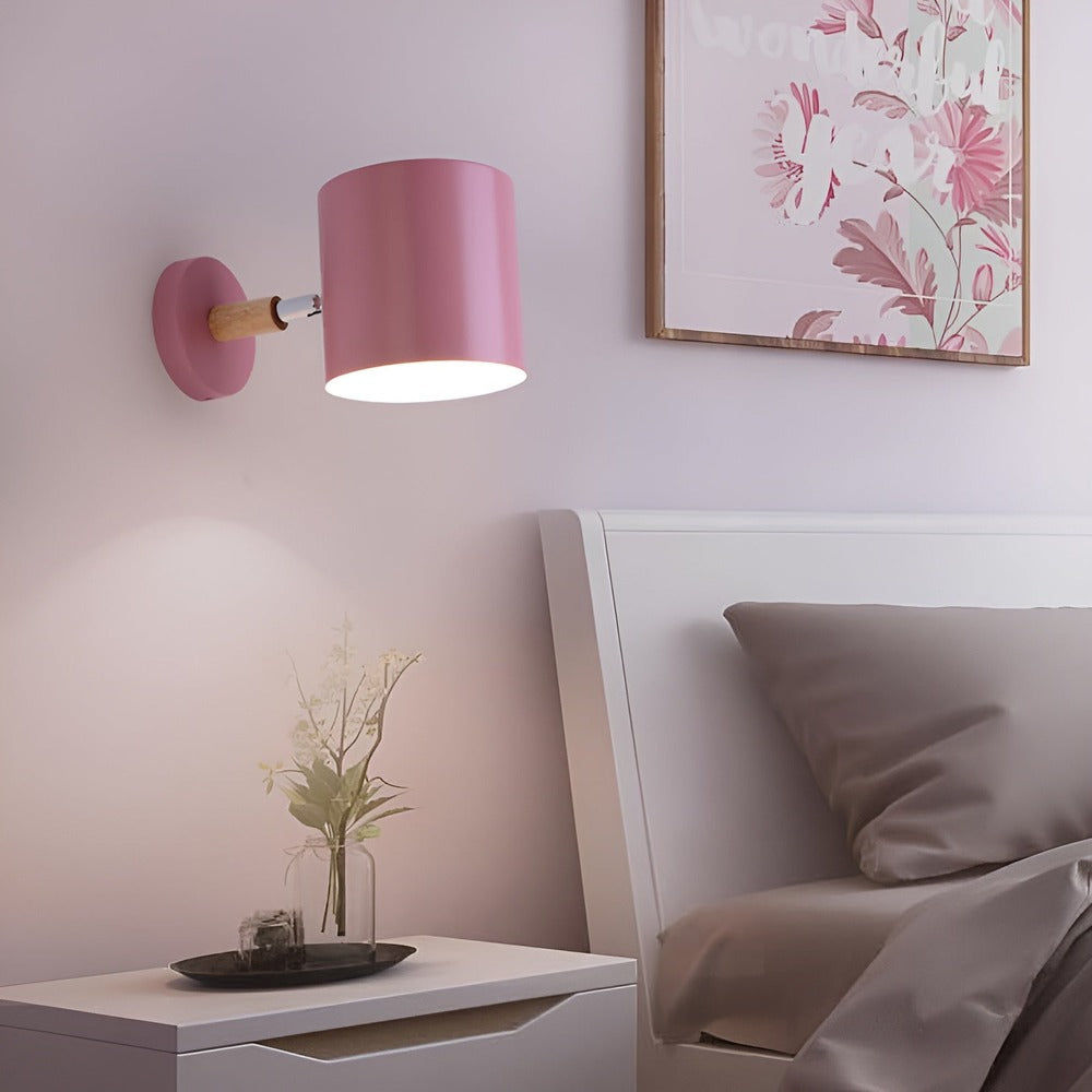 Pastelowa lampa ścienna z regulowanym kloszem