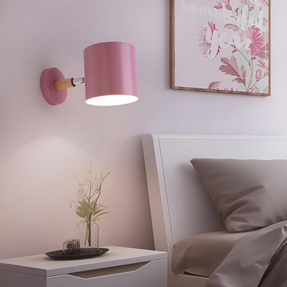 Pastelowa lampa ścienna z regulowanym kloszem
